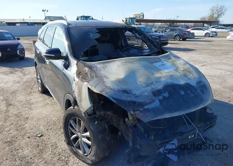 2016 Kia Sorento 2.4L Lx z USA, uszkodzony, nr VIN 5XYPG4A3XGG181588